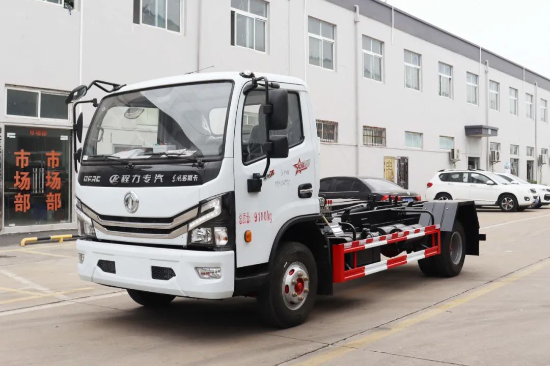 东风多利卡钩（拉）臂式垃圾车预售11.8-13.6万元