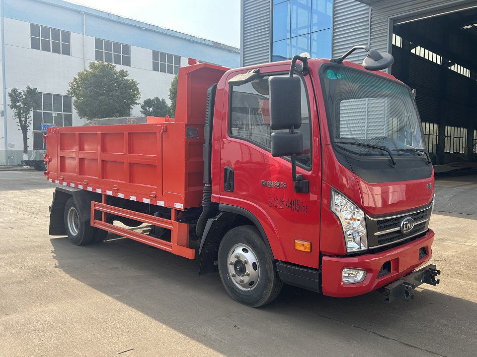 南骏除雪车多功能除雪车融雪撒布机可以高效的喷洒融雪剂，驾驶室前可根据需求加装除雪滚刷或者除雪铲