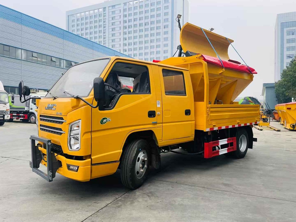江铃双排除雪车，搭配3方撒布机和2米雪滚