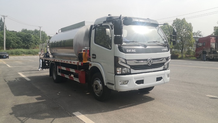 出口五十铃6方高端智能沥青洒布车